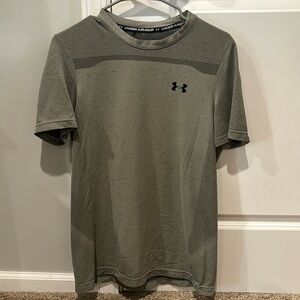 Under Armour Men’s Seamless Tee. Size M. Grey/Greenish color. VGUC.
